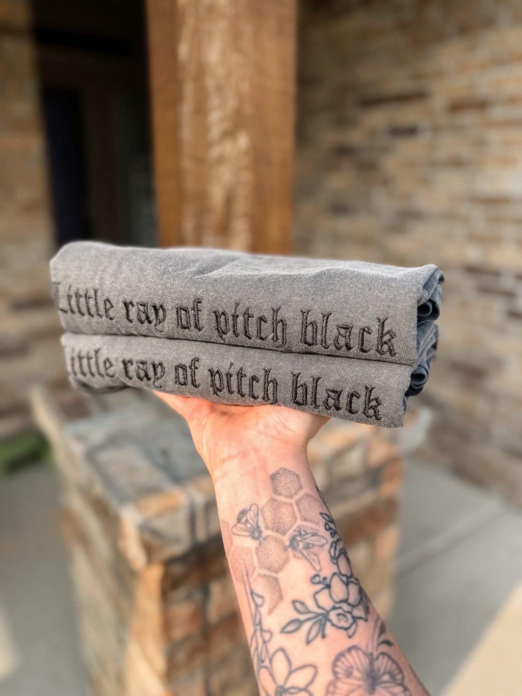 Embroidered little ray of pitch black
