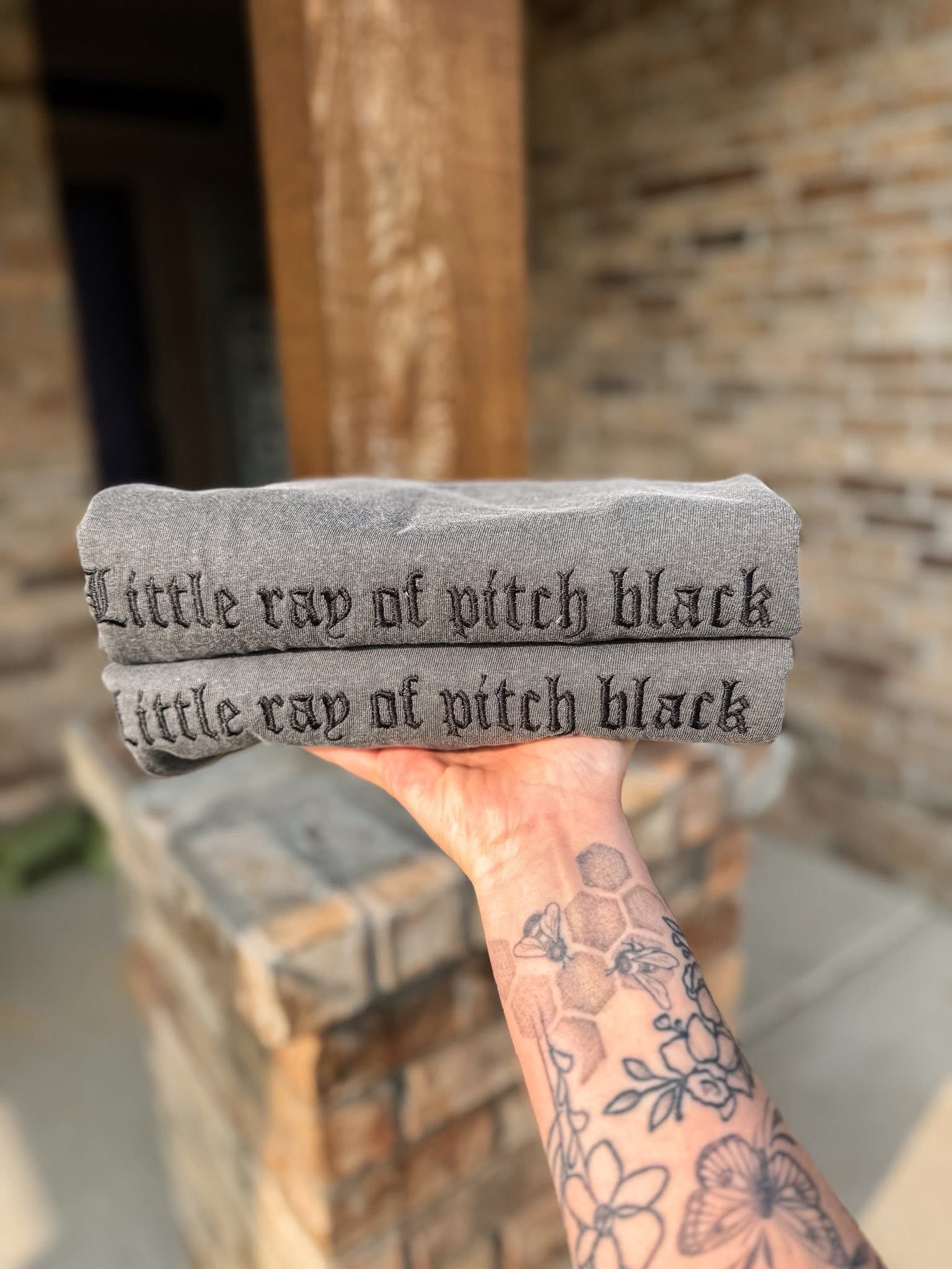 Embroidered little ray of pitch black